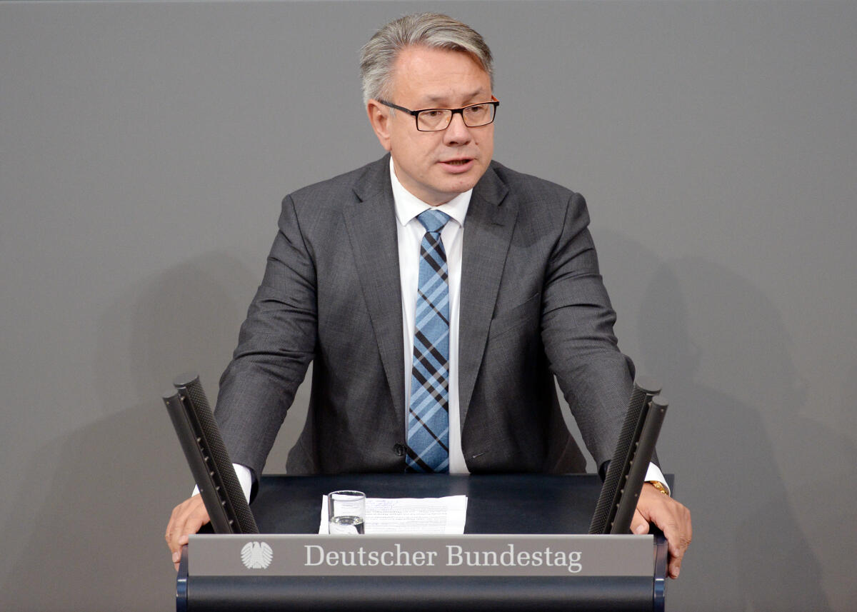 Nüßlein, Georg Dr. Georg Nüßlein, CDU/CSU, Bundestagsabgeordneter, Abgeordneter, Mitglied Deutscher Bundestag, MdB, Rede, 65. Sitzung, Top 1 Epl 15, Thema: Haushaltsgesetz 2019 - Gesundheit.; Rednerpult.