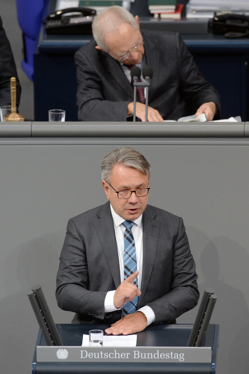 Nüßlein, Georg; Schäuble, Wolfgang Dr. Georg Nüßlein, CDU/CSU, Bundestagsabgeordneter, Abgeordneter, Mitglied Deutscher Bundestag, MdB, Rede, 65. Sitzung, Top 1 Epl 15, Thema: Haushaltsgesetz 2019 - Gesundheit, Vorsitz: Bundestagspräsident Dr. Wolfgang Schäuble, CDU/CSU.; Rednerpult.