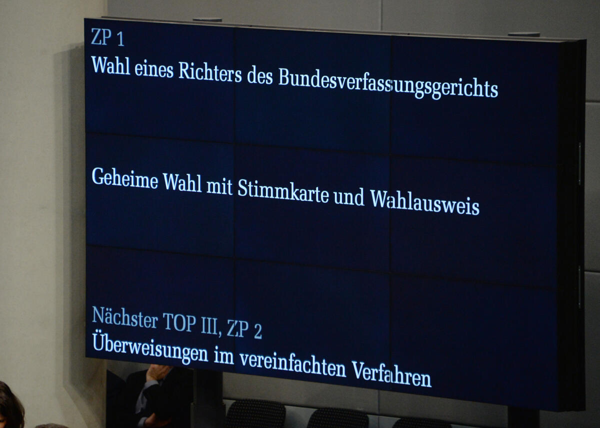 Geheime Wahl mit Stimmkarte und Wahlausweis eines Richters des Bundesverfassungsgerichts im Plenarsaal des Deutschen Bundestages.; Videowand, Videotafel. Geheime Wahl mit Stimmkarte und Wahlausweis eines Richters des Bundesverfassungsgerichts im Plenarsaal des Deutschen Bundestages.; Videowand, Videotafel.