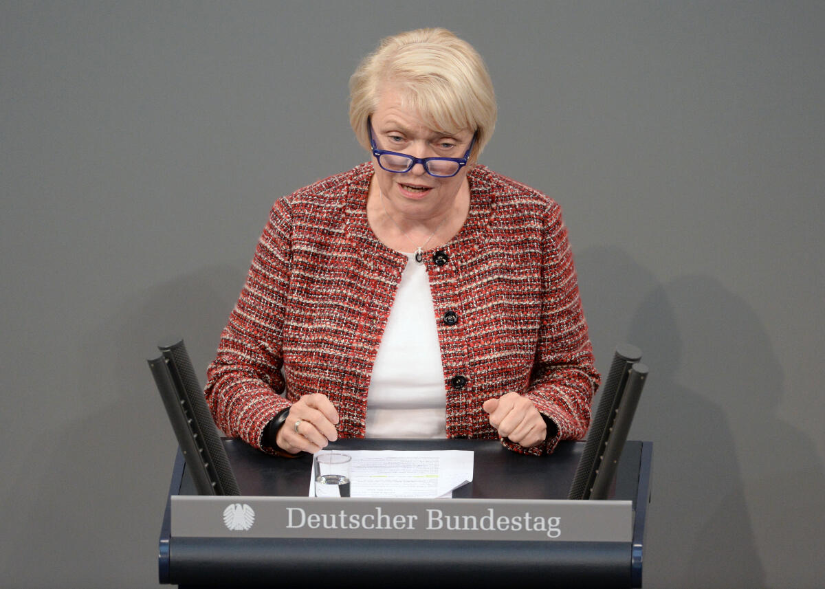 Barnett, Doris Doris Barnett, SPD, Bundestagsabgeordnete, Abgeordnete, Mitglied Deutscher Bundestag, MdB, Rede, 64. Sitzung, Top 1 Epl 05, Thema: Haushaltsgesetz 2019 - Auswärtiges Amt.; Rednerpult.
