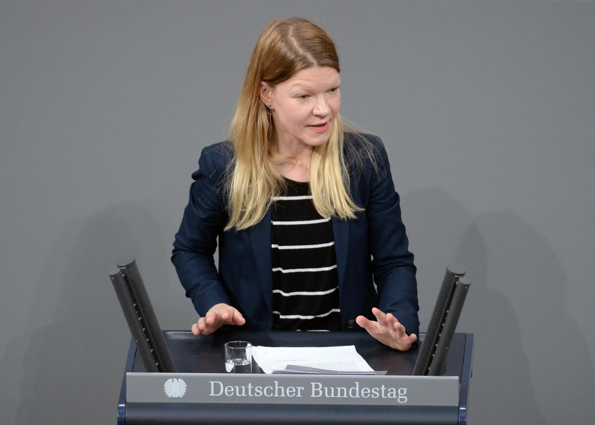 Achelwilm, Doris Doris Achelwilm, DIE LINKE, Bundestagsabgeordnete, Abgeordnete, Mitglied Deutscher Bundestag, MdB, Rede, 64. Sitzung, Top 1 Epl 04, Thema: Haushaltsgesetz 2019 - Bundeskanzlerin und Bundeskanzleramt.; Rednerpult.