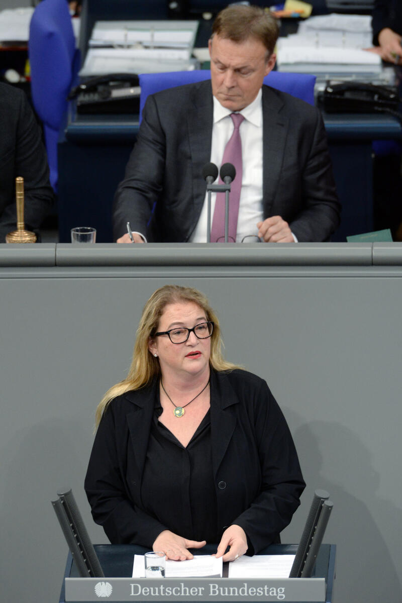 Budde, Katrin; Oppermann, Thomas Katrin Budde, SPD, Bundestagsabgeordnete, Abgeordnete, Mitglied Deutscher Bundestag, MdB, Rede, 64. Sitzung, Top 1 Epl 04, Thema: Haushaltsgesetz 2019 - Bundeskanzlerin und Bundeskanzleramt, Vorsitz: Bundestagsvizepräsident Thomas Oppermann, SPD.; Rednerpult.