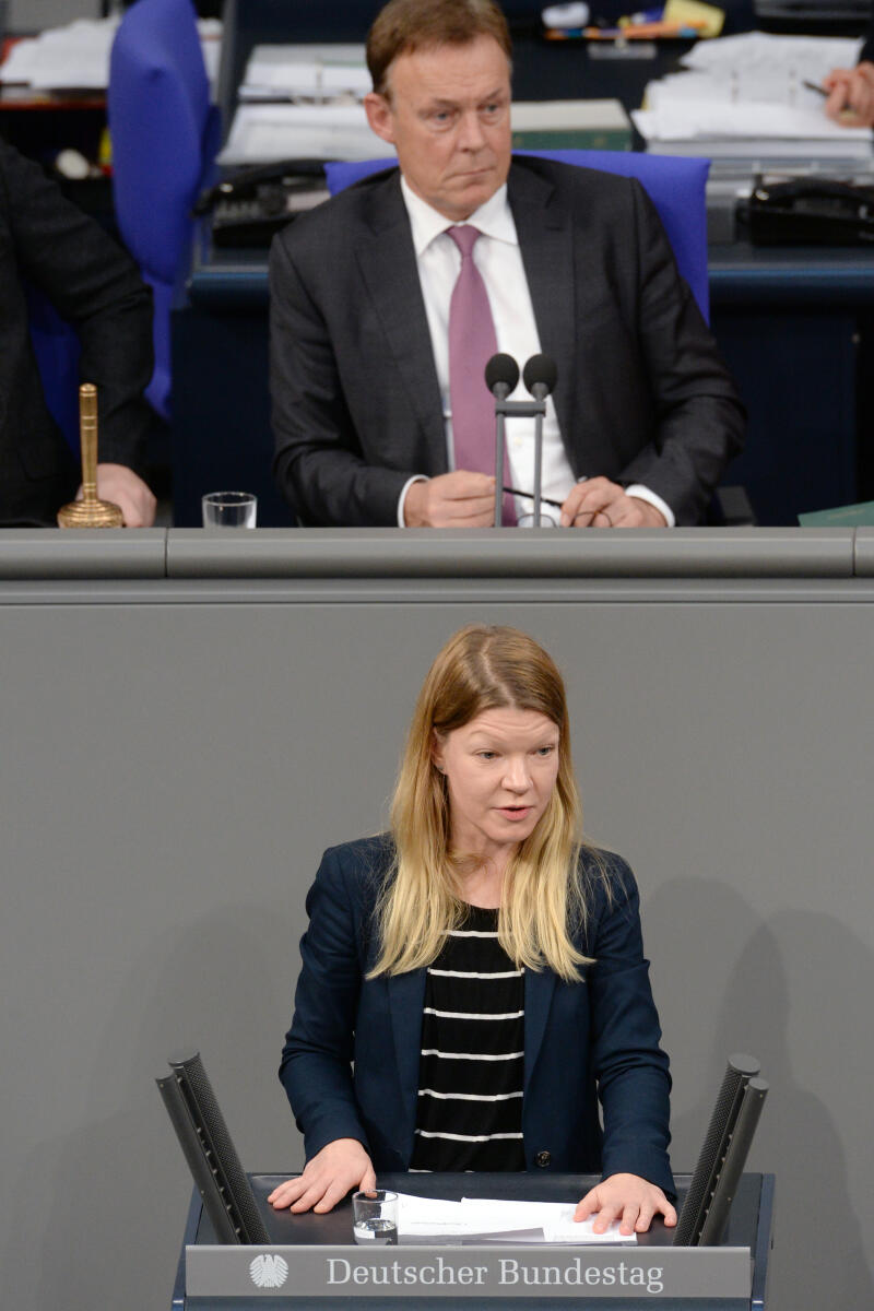 Doris Achelwilm, DIE LINKE, Bundestagsabgeordnete, Abgeordnete, Mitglied Deutscher Bundestag, MdB, Rede, 64. Sitzung, Top 1 Epl 04, Thema: Haushaltsgesetz 2019 - Bundeskanzlerin und Bundeskanzleramt, Vorsitz: Bundestagsvizepräsident Thomas Oppermann, SPD.; Rednerpult. Achelwilm, Doris; Oppermann, Thomas Doris Achelwilm, DIE LINKE, Bundestagsabgeordnete, Abgeordnete, Mitglied Deutscher Bundestag, MdB, Rede, 64. Sitzung, Top 1 Epl 04, Thema: Haushaltsgesetz 2019 - Bundeskanzlerin und Bundeskanzleramt, Vorsitz: Bundestagsvizepräsident Thomas Oppermann, SPD.; Rednerpult.