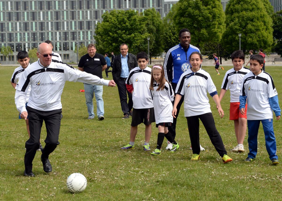 Lammert, Norbert Bundestagspräsident Prof. Dr. Norbert Lammert, (li), CDU/CSU, ist zu Gast beim Fußballsozialprojekt mit SOS-Kindern des Vereins "Kinder von der Straße e. V.", der von  Jo Eller gegründet wurde.