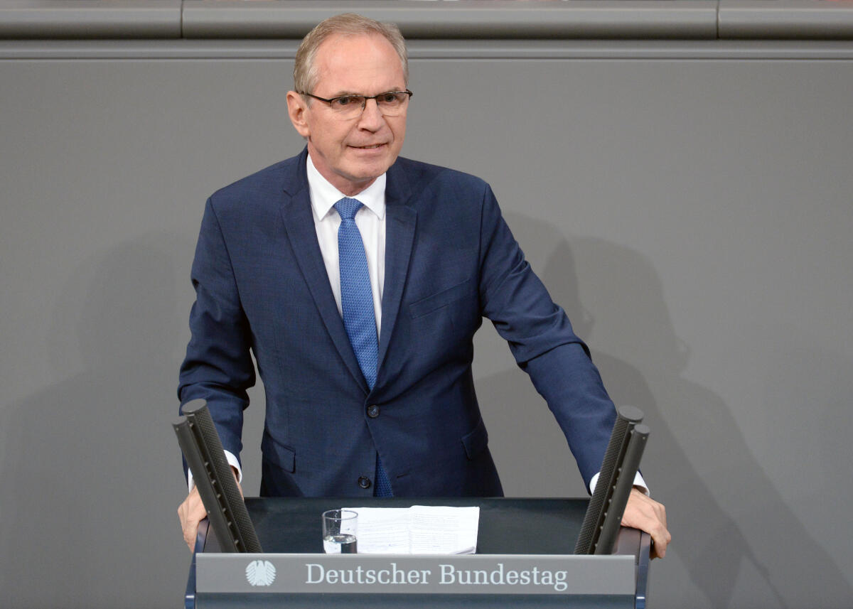 Ebbing, Hartmut Hartmut Ebbing, FDP, Bundestagsabgeordneter, Abgeordneter, Mitglied Deutscher Bundestag, MdB, Rede, 64. Sitzung, Top 1 Epl 04, Thema: Haushaltsgesetz 2019 - Bundeskanzlerin und Bundeskanzleramt.; Rednerpult.
