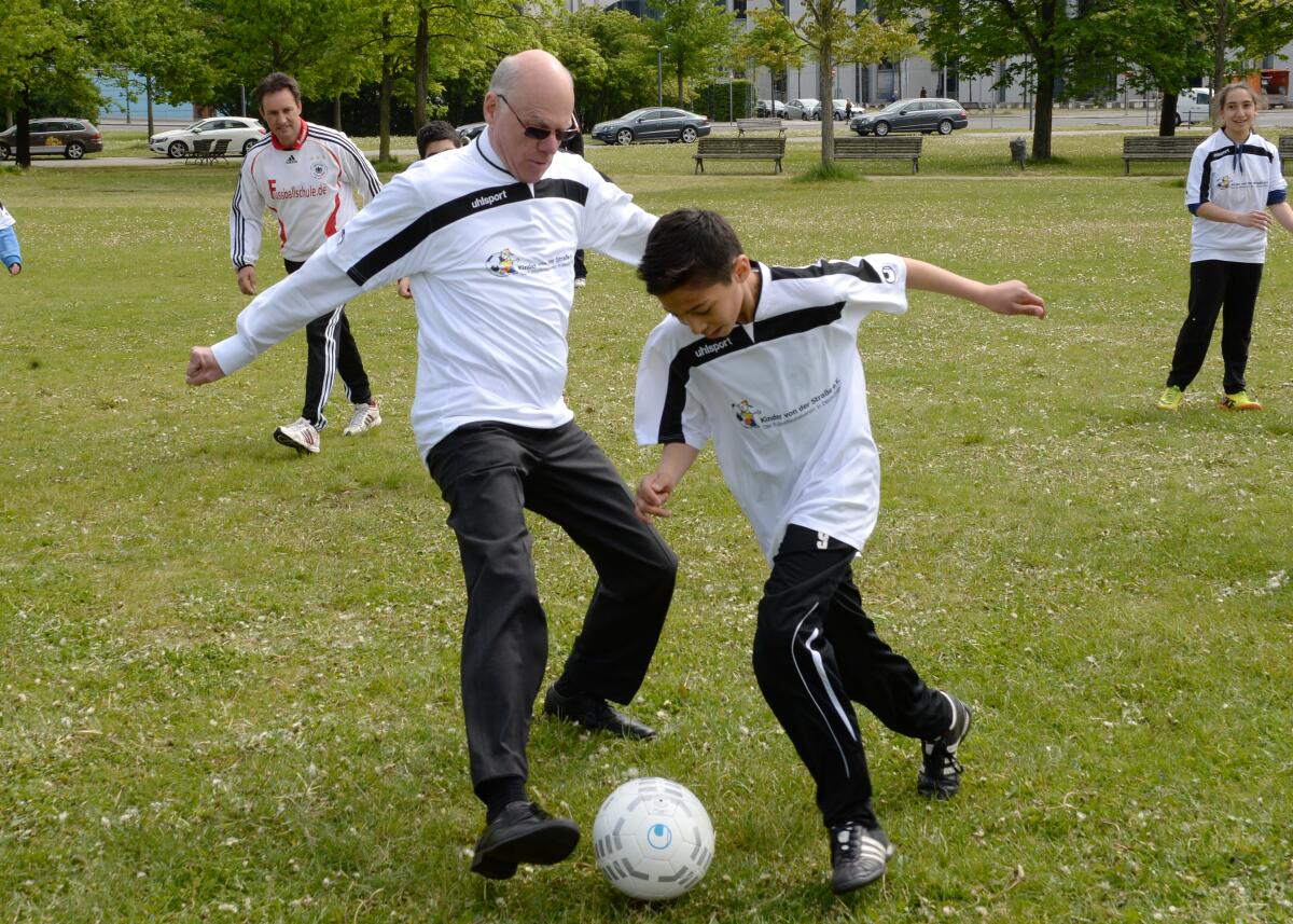 Lammert, Norbert Bundestagspräsident Prof. Dr. Norbert Lammert, (li), CDU/CSU, ist zu Gast beim Fußballsozialprojekt mit SOS-Kindern des Vereins "Kinder von der Straße e. V.", der von  Jo Eller gegründet wurde.