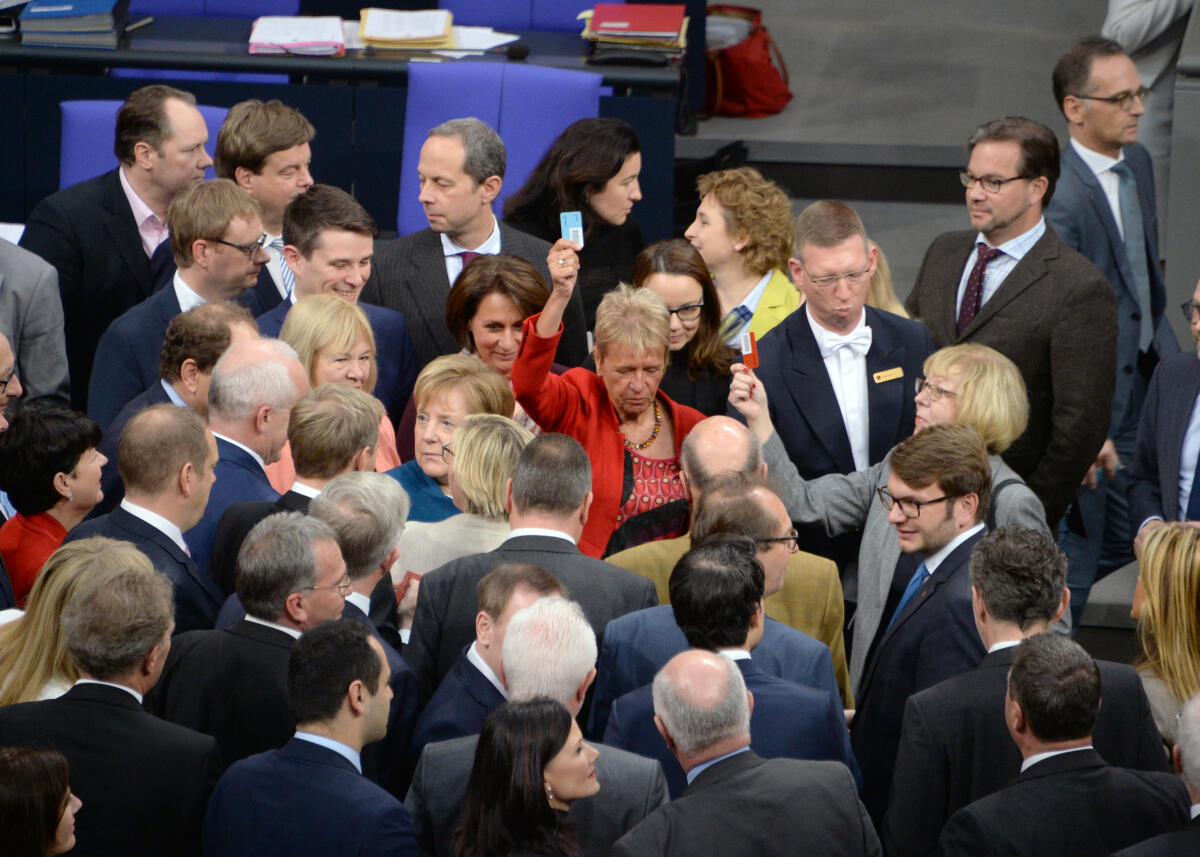 Namentliche Abstimmung zum Thema "Haushaltsgesetz 2019 - Bundeskanzlerin und Bundeskanzleramt", 64. Sitzung Deutscher Bundestag.; Übersicht.