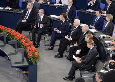 Schäuble, Wolfgang; Steinmeier, Frank-Walter; Macron, Emmanuel; Merkel, Angela; Vosskuhle, Andreas; Günther, Daniel; Schneiderhan, Wolfgang Reichstagsgebäude, Plenarsaal