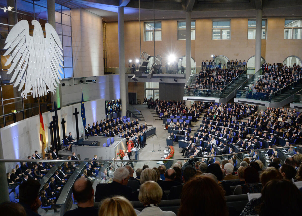 Zentrale Gedenkstunde des Volksbundes zum Volkstrauertag im Plenarsaal des Deutschen Bundestages im Reichstagsgebäude.; Adler, Kreuz, Kreuze, Blumen, Gedenkveranstaltung, Volksbund, Übersicht. Zentrale Gedenkstunde des Volksbundes zum Volkstrauertag im Plenarsaal des Deutschen Bundestages im Reichstagsgebäude.; Adler, Kreuz, Kreuze, Blumen, Gedenkveranstaltung, Volksbund, Übersicht.
