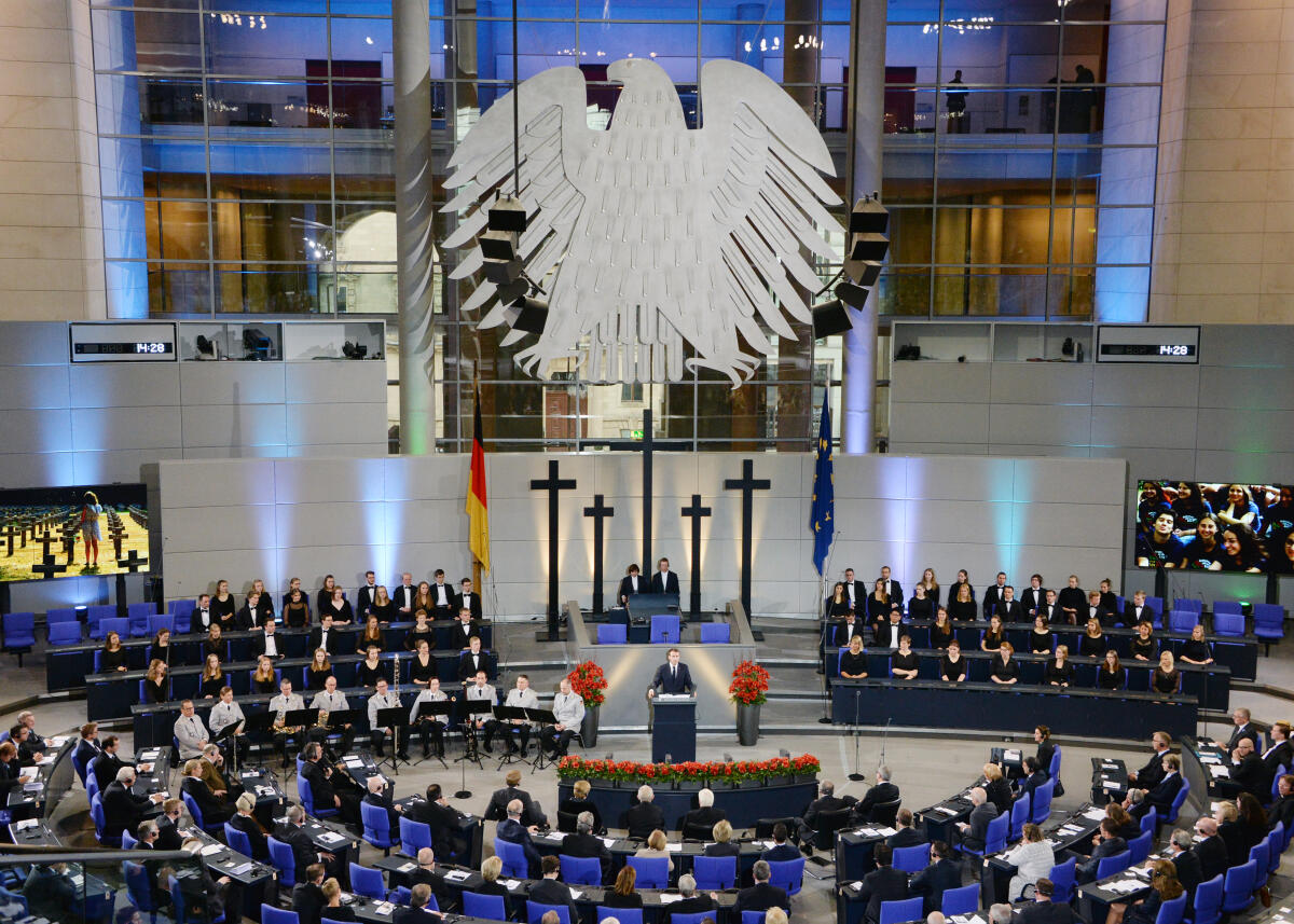 Zentrale Gedenkstunde des Volksbundes zum Volkstrauertag im Plenarsaal des Deutschen Bundestages im Reichstagsgebäude.; Adler, Kreuz, Kreuze, Blumen, Gedenkveranstaltung, Volksbund, Übersicht. Zentrale Gedenkstunde des Volksbundes zum Volkstrauertag im Plenarsaal des Deutschen Bundestages im Reichstagsgebäude.; Adler, Kreuz, Kreuze, Blumen, Gedenkveranstaltung, Volksbund, Übersicht.