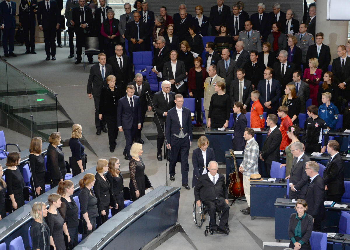 Schäuble, Wolfgang; Steinmeier, Frank-Walter; Macron, Emmanuel; Merkel, Angela; Vosskuhle, Andreas; Daniel, Günther; Schneiderhan, Wolfgang Gedenkstunde des Volksbundes zum Volkstrauertag im Reichstagsgebäude des Deutschen Bundestages. Die Verfassungsorgane und Gäste betreten den Plenarsaal. Dr. Andreas Vosskuhle, Bundesverfassungsgerichtspräsident; Wolfgang Schneiderhan, Präsident des Volksbundes Deutsche Kriegsgräberfürsorge; Emmanuel Macron, Präsident der Republik Frankreich; Dr. Frank-Walter Steinmeier, Bundespräsident; Dr. Wolfgang Schäuble, Bundestagspräsident; Dr. Angela Merkel, Bundeskanzlerin; Daniel Günther, Bundesratspräsident.; Gedenkveranstaltung, Volksbund, Übersicht.