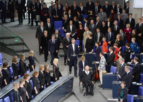 Schäuble, Wolfgang; Steinmeier, Frank-Walter; Macron, Emmanuel; Merkel, Angela; Vosskuhle, Andreas; Daniel, Günther; Schneiderhan, Wolfgang Reichstagsgebäude, Plenarsaal