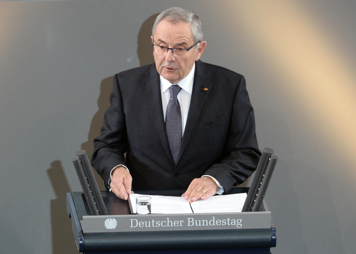 Der Präsident des Volksbundes Deutsche Kriegsgräberfürsorge e. V., General a. D. Wolfgang Schneiderhan, hält im Plenarsaal des Deutschen Bundestages im Reichstagsgebäude die Begrüßungsansprache während der Gedenkstunde des Volksbundes zum Volkstrauertag.; Rednerpult, Mikro, Mikrofon. Schneiderhan, Wolfgang Der Präsident des Volksbundes Deutsche Kriegsgräberfürsorge e. V., General a. D. Wolfgang Schneiderhan, hält im Plenarsaal des Deutschen Bundestages im Reichstagsgebäude die Begrüßungsansprache während der Gedenkstunde des Volksbundes zum Volkstrauertag.; Rednerpult, Mikro, Mikrofon.