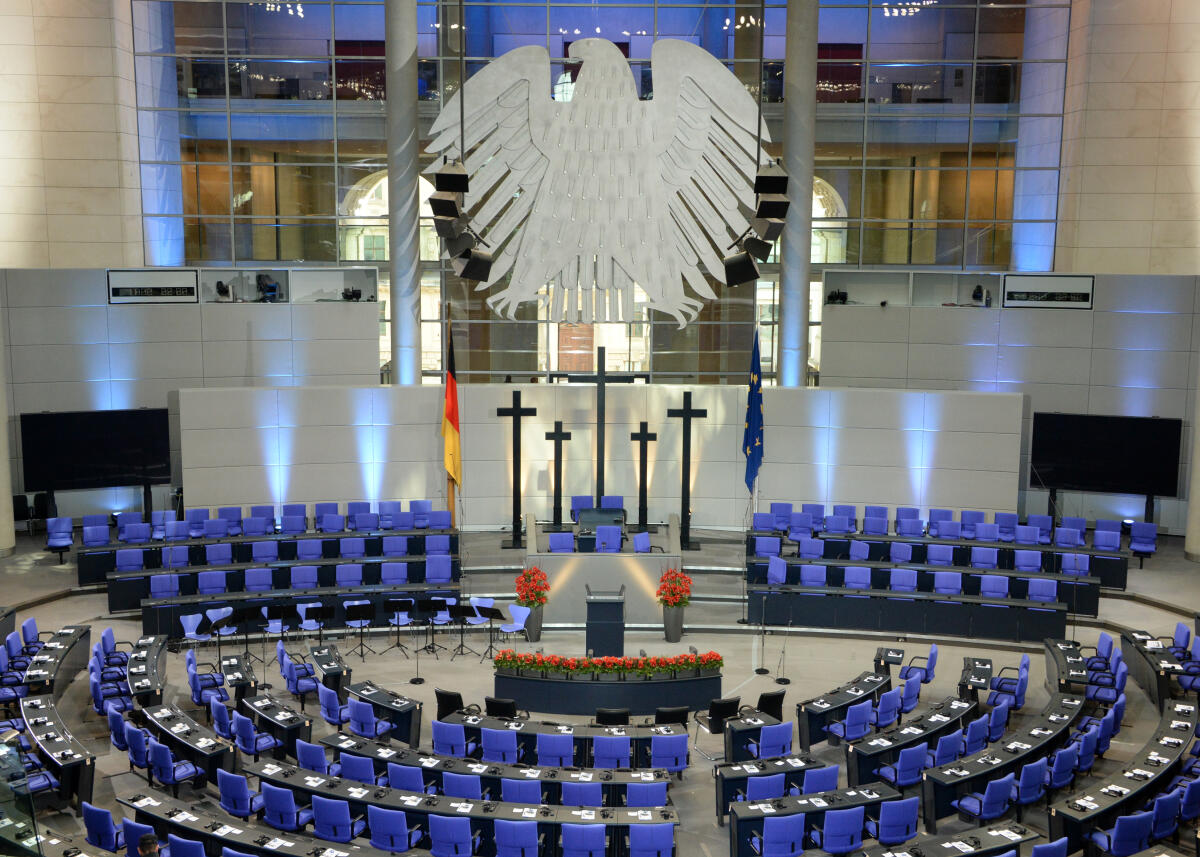 Gedenkstunde des Volksbundes zum Volkstrauertag im Plenarsaal des Deutschen Bundestages im Reichstagsgebäude.; Adler, Kreuz, Kreuze, Blumen, Volksbund, Übersicht, aktuelles Foto 2018. Gedenkstunde des Volksbundes zum Volkstrauertag im Plenarsaal des Deutschen Bundestages im Reichstagsgebäude.; Adler, Kreuz, Kreuze, Blumen, Volksbund, Übersicht, aktuelles Foto 2018.