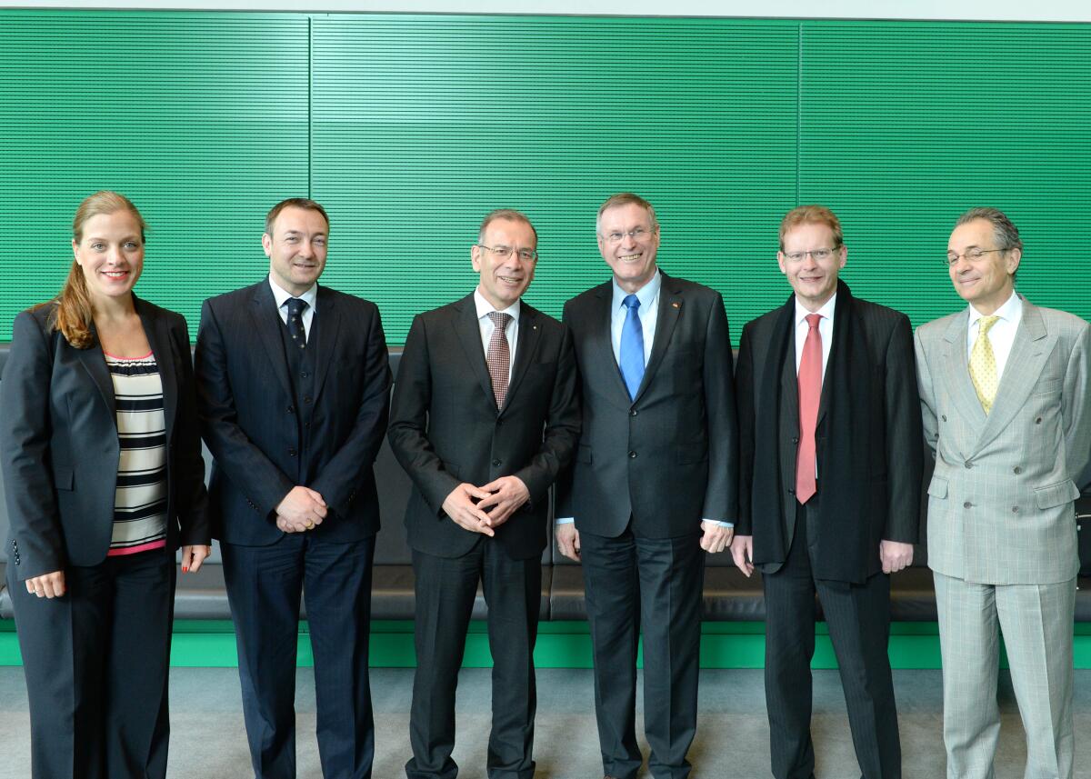 Singhammer, Johannes; Germann, Hannes Bundestagsvizepräsident Johannes Singahmmer, (3.v.re), CDU/CSU, empfängt den Präsidenten des Ständerates der Schweizerischen Eidgenossenschaft, Hannes Germann, (3.v.li), und Delegation, zu einem Gespräch.; Gruppenfoto.