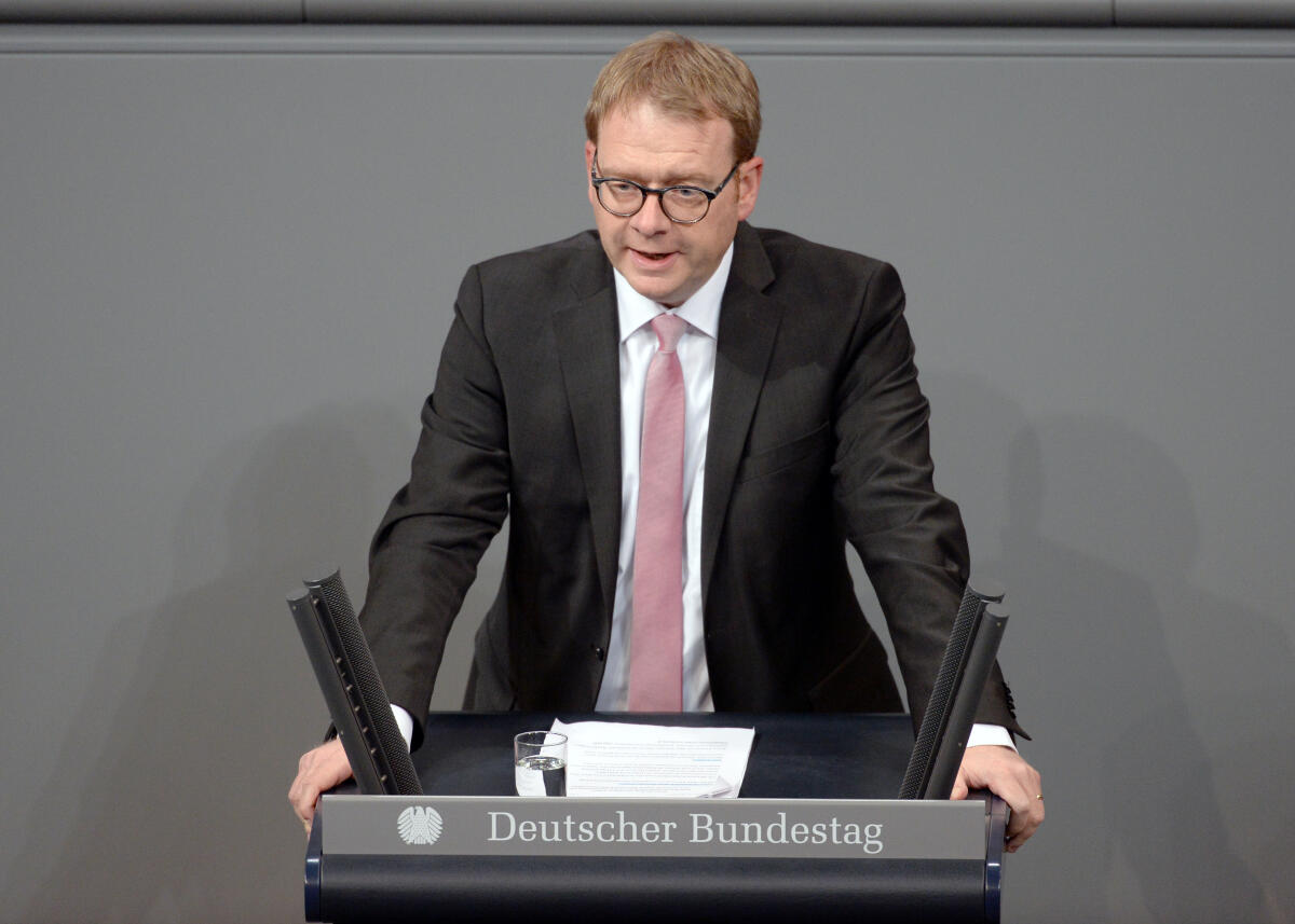 Gebhart, Thomas Dr. Thomas Gebhart, CDU/CSU, Bundestagsabgeordneter, Abgeordneter, Mitglied Deutscher Bundestag, MdB, Rede, 61. Sitzung, Top 19, Thema: Änderung des SGB XI - Beitragsanpassung.; Rednerpult.