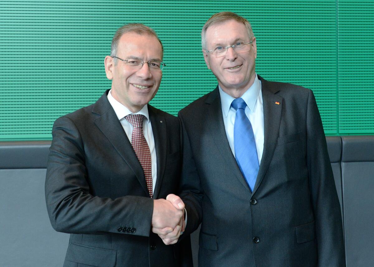 Singhammer, Johannes; Germann, Hannes Bundestagsvizepräsident Johannes Singahmmer, (re), CDU/CSU, empfängt den Präsidenten des Ständerates der Schweizerischen Eidgenossenschaft, Hannes Germann, (li), zu einem Gespräch.; Geste, Gestik.