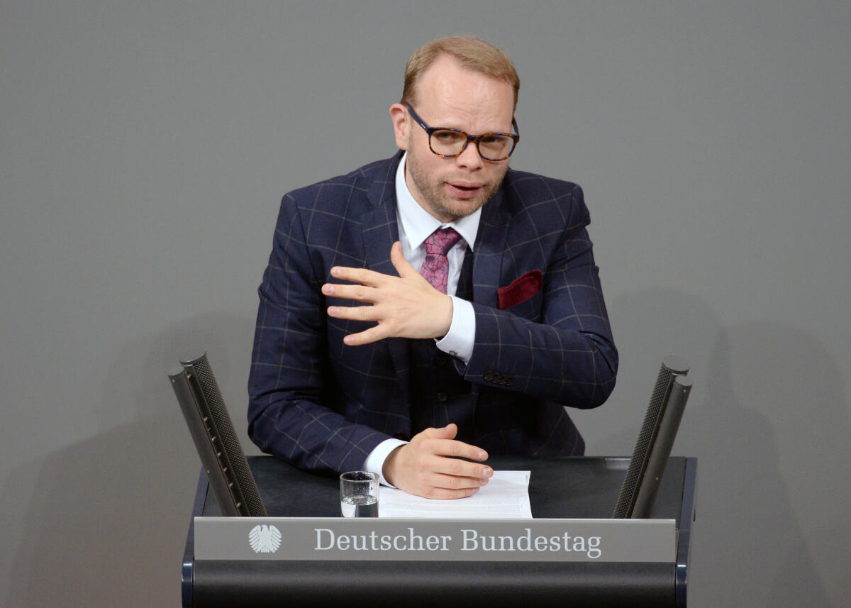 Lindh, Helge Helge Lindh, SPD, Bundestagsabgeordneter, Abgeordneter, Mitglied Deutscher Bundestag, MdB, Rede, 61. Sitzung, Top 16, Thema: Gesetz über Ruhebezüge des Bundespräsidenten.; Rednerpult.