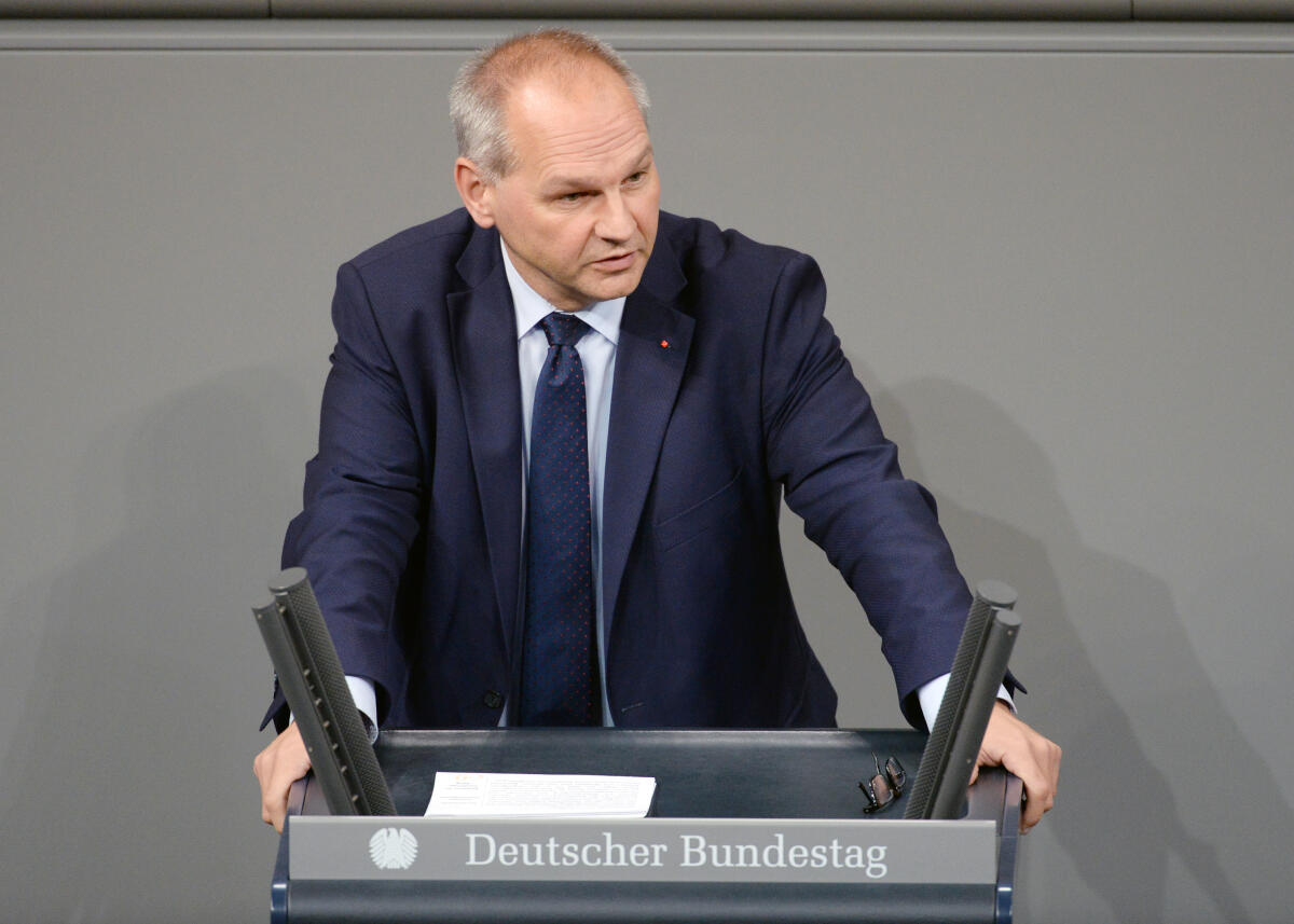 Mathias Stein, SPD, Bundestagsabgeordneter, Abgeordneter, Mitglied Deutscher Bundestag, MdB, Rede, 61. Sitzung, Top 17, Thema: Planung und Genehmigung im Verkehrsbereich.; Rednerpult. Stein, Mathias Mathias Stein, SPD, Bundestagsabgeordneter, Abgeordneter, Mitglied Deutscher Bundestag, MdB, Rede, 61. Sitzung, Top 17, Thema: Planung und Genehmigung im Verkehrsbereich.; Rednerpult.