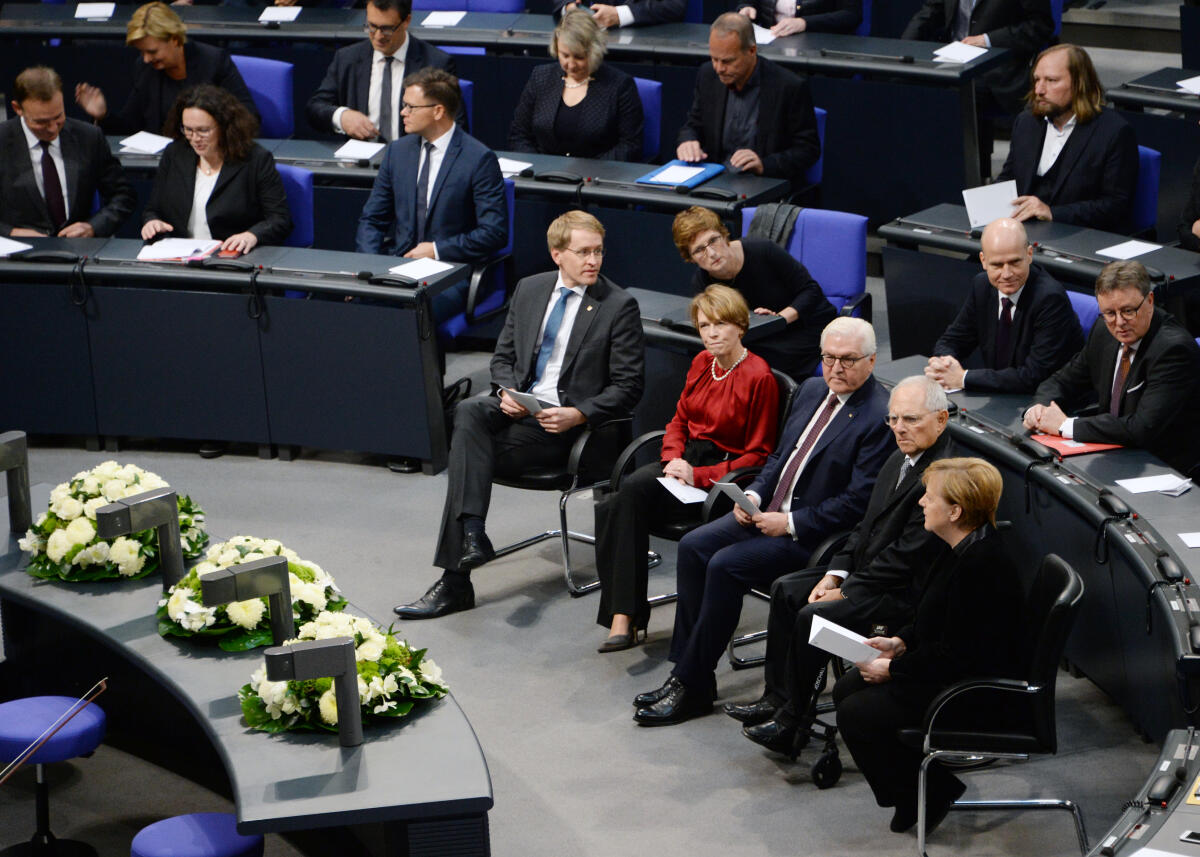 Schäuble, Wolfgang; Steinmeier, Frank-Walter; Merkel, Angela; Günther, Daniel; Büdenbender, Elke Gedenkstunde zum 9. November 1918, 1938 und 1989. Bundestagspräsident Dr. Wolfgang Schäuble hält die Begrüßungsansprache, Bundespräsident Dr. Frank-Walter Steinmeier die Gedenkrede, Schauspieler Ulrich Matthes liest zur Ausrufung der Republik 1918 durch Philipp Scheidemann aus dem Deutschen Revolutions-Almanach 1919. Musikalisch wird die Veranstaltung von einem Klarinettenquintett und einem Streichquartett begleitet. Darunter der israelische Klarinettist Nur Ben Shalom. Hier im Bild: die Verfassungsorgane v.li. Daniel Günther, Bundesratspräsident, Elke Büdenbender (Ehefrau von Frank-Walter Steinmeier), Dr. Frank-Walter Steinmeier, Bundespräsident, Dr. Wolfgang Schäuble, Bundestagspräsident, Dr. Angela Merkel, Bundeskanzlerin.; Übersicht.