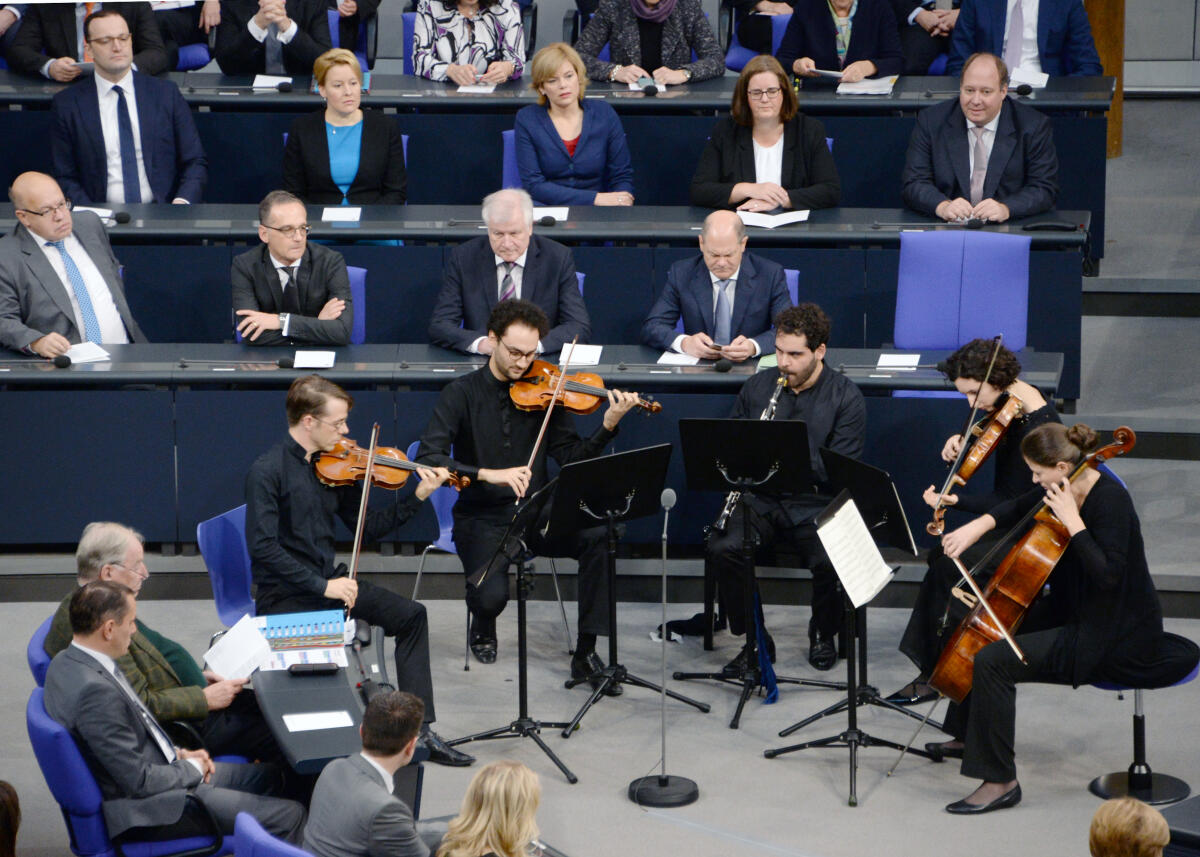 Gedenkstunde zum 9. November 1918, 1938 und 1989. Bundestagspräsident Dr. Wolfgang Schäuble hält die Begrüßungsansprache, Bundespräsident Dr. Frank-Walter Steinmeier die Gedenkrede, Schauspieler Ulrich Matthes liest zur Ausrufung der Republik 1918 durch Philipp Scheidemann aus dem Deutschen Revolutions-Almanach 1919. Musikalisch wird die Veranstaltung von einem Klarinettenquintett und einem Streichquartett (hier im Bild) begleitet. Darunter der israelische Klarinettist Nur Ben Shalom (mitte).