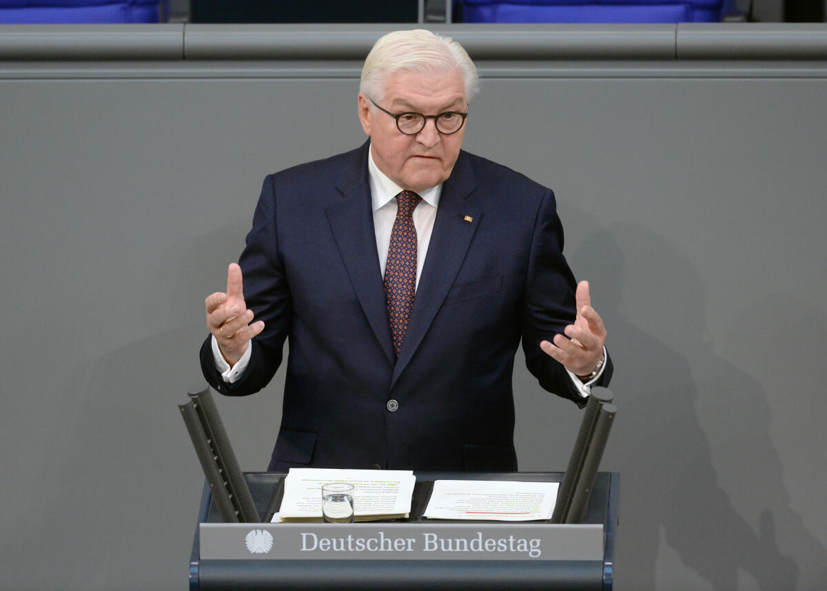 Steinmeier, Frank-Walter Gedenkstunde zum 9. November 1918, 1938 und 1989. Bundestagspräsident Dr. Wolfgang Schäuble hält die Begrüßungsansprache, Bundespräsident Dr. Frank-Walter Steinmeier (hier am Rednerpult im Bild) die Gedenkrede, Schauspieler Ulrich Matthes liest zur Ausrufung der Republik 1918 durch Philipp Scheidemann aus dem Deutschen Revolutions-Almanach 1919. Musikalisch wird die Veranstaltung von einem Klarinettenquintett und einem Streichquartett begleitet. Darunter der israelische Klarinettist Nur Ben Shalom.