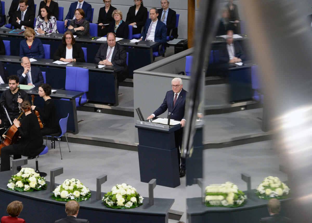 Steinmeier, Frank-Walter Gedenkstunde zum 9. November 1918, 1938 und 1989. Bundestagspräsident Dr. Wolfgang Schäuble hält die Begrüßungsansprache, Bundespräsident Dr. Frank-Walter Steinmeier (hier am Rednerpult im Bild) die Gedenkrede, Schauspieler Ulrich Matthes liest zur Ausrufung der Republik 1918 durch Philipp Scheidemann aus dem Deutschen Revolutions-Almanach 1919. Musikalisch wird die Veranstaltung von einem Klarinettenquintett und einem Streichquartett begleitet. Darunter der israelische Klarinettist Nur Ben Shalom.