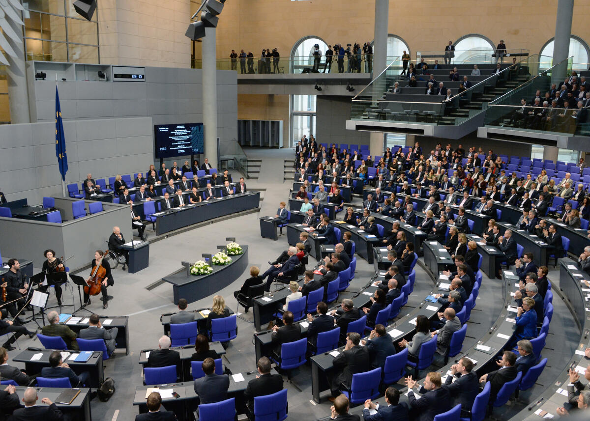  Gedenkstunde zum 9. November 1918, 1938 und 1989. Bundestagspräsident Dr. Wolfgang Schäuble hält die Begrüßungsansprache, Bundespräsident Dr. Frank-Walter Steinmeier die Gedenkrede, Schauspieler Ulrich Matthes liest zur Ausrufung der Republik 1918 durch Philipp Scheidemann aus dem Deutschen Revolutions-Almanach 1919. Musikalisch wird die Veranstaltung von einem Klarinettenquintett und einem Streichquartett begleitet. Darunter der israelische Klarinettist Nur Ben Shalom.; Übersicht. Blick in den Plenarsaal.