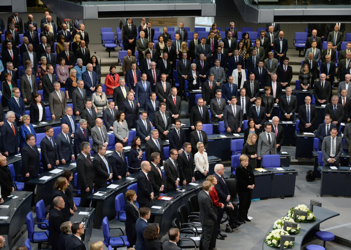 Gedenkstunde zum 9. November 1918, 1938 und 1989. Bundestagspräsident Dr. Wolfgang Schäuble hält die Begrüßungsansprache, Bundespräsident Dr. Frank-Walter Steinmeier die Gedenkrede, Schauspieler Ulrich Matthes liest zur Ausrufung der Republik 1918 durch Philipp Scheidemann aus dem Deutschen Revolutions-Almanach 1919. Musikalisch wird die Veranstaltung von einem Klarinettenquintett und einem Streichquartett begleitet. Darunter der israelische Klarinettist Nur Ben Shalom.; Übersicht. Blick in den Plenarsaal.
