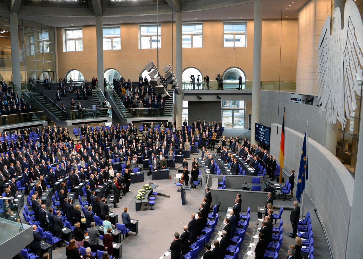  Gedenkstunde zum 9. November 1918, 1938 und 1989. Bundestagspräsident Dr. Wolfgang Schäuble hält die Begrüßungsansprache, Bundespräsident Dr. Frank-Walter Steinmeier die Gedenkrede, Schauspieler Ulrich Matthes liest zur Ausrufung der Republik 1918 durch Philipp Scheidemann aus dem Deutschen Revolutions-Almanach 1919. Musikalisch wird die Veranstaltung von einem Klarinettenquintett und einem Streichquartett begleitet. Darunter der israelische Klarinettist Nur Ben Shalom.; Übersicht. Blick in den Plenarsaal.