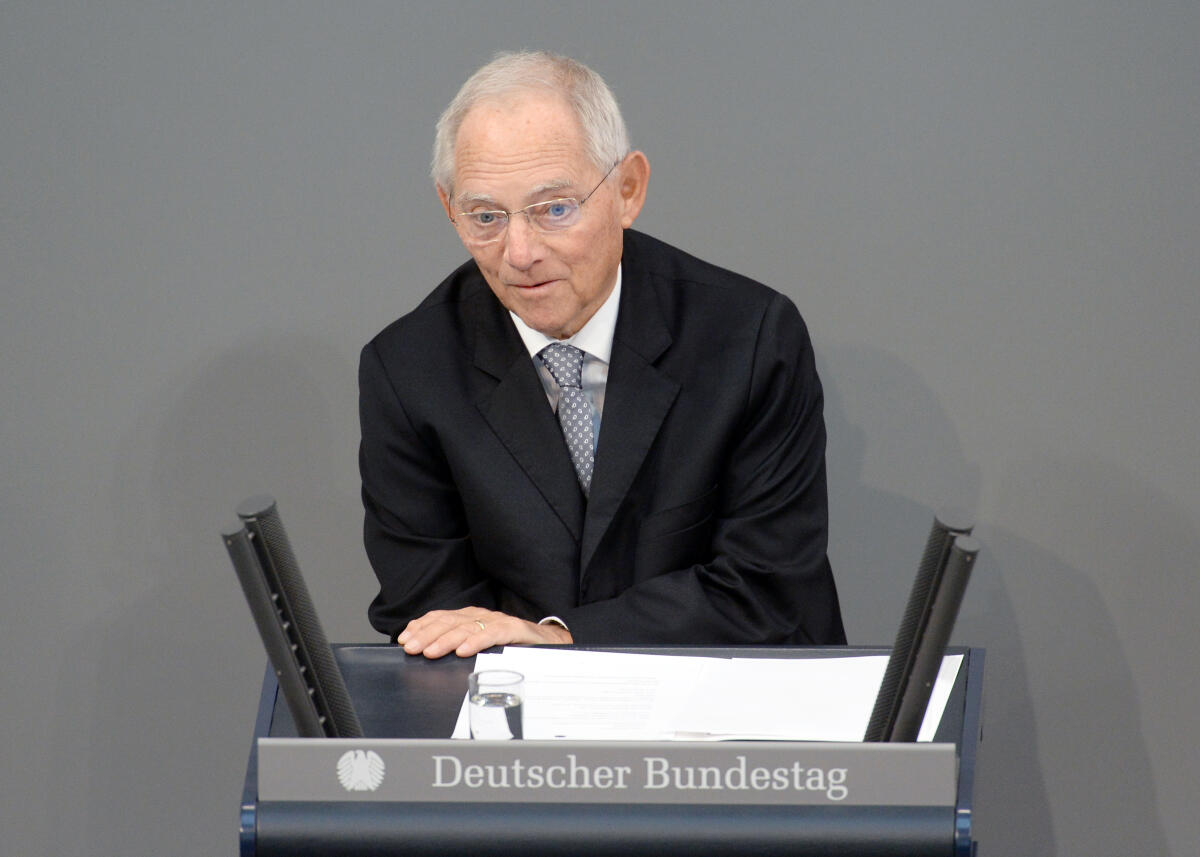 Schäuble, Wolfgang Gedenkstunde zum 9. November 1918, 1938 und 1989. Bundestagspräsident Dr. Wolfgang Schäuble /hier am Rednerpult im Bild) hält die Begrüßungsansprache, Bundespräsident Dr. Frank-Walter Steinmeier die Gedenkrede, Schauspieler Ulrich Matthes liest zur Ausrufung der Republik 1918 durch Philipp Scheidemann aus dem Deutschen Revolutions-Almanach 1919. Musikalisch wird die Veranstaltung von einem Klarinettenquintett und einem Streichquartett begleitet. Darunter der israelische Klarinettist Nur Ben Shalom.