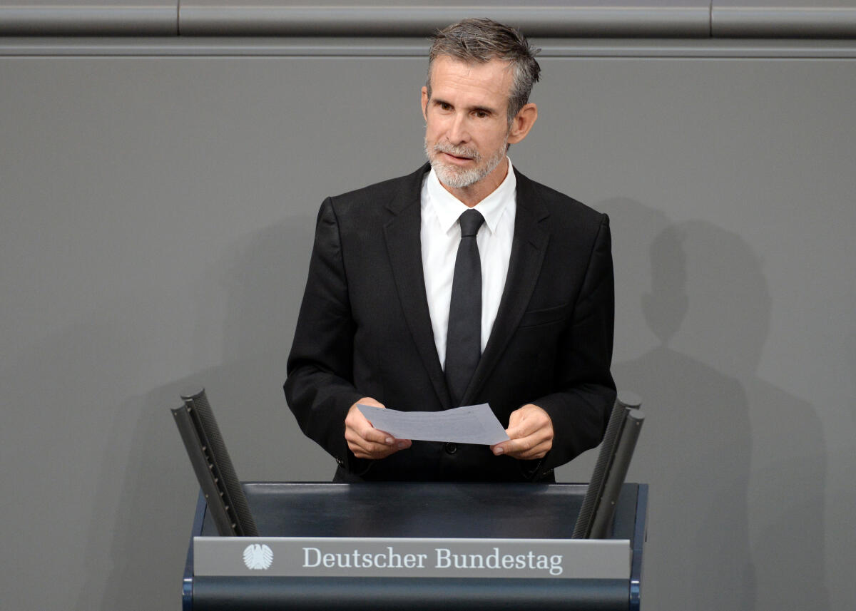 Matthes, Ulrich Gedenkstunde zum 9. November 1918, 1938 und 1989. Bundestagspräsident Dr. Wolfgang Schäuble hält die Begrüßungsansprache, Bundespräsident Dr. Frank-Walter Steinmeier die Gedenkrede, Schauspieler Ulrich Matthes (hier am Rednerpult im Bild) liest zur Ausrufung der Republik 1918 durch Philipp Scheidemann aus dem Deutschen Revolutions-Almanach 1919. Musikalisch wird die Veranstaltung von einem Klarinettenquintett und einem Streichquartett begleitet. Darunter der israelische Klarinettist Nur Ben Shalom.