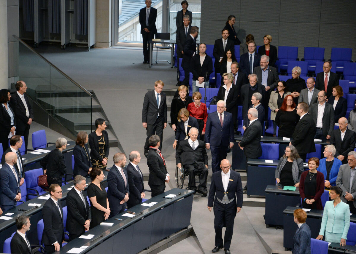 Gedenkstunde zum 9. November 1918, 1938 und 1989. Bundestagspräsident Dr. Wolfgang Schäuble hält die Begrüßungsansprache, Bundespräsident Dr. Frank-Walter Steinmeier die Gedenkrede, Schauspieler Ulrich Matthes liest zur Ausrufung der Republik 1918 durch Philipp Scheidemann aus dem Deutschen Revolutions-Almanach 1919. Musikalisch wird die Veranstaltung von einem Klarinettenquintett und einem Streichquartett begleitet. Darunter der israelische Klarinettist Nur Ben Shalom. Hier betreten die Verfassungsorgane den Saal: Daniel Günther, Bundesratspräsident, , Dr. Frank-Walter Steinmeier und Ehefrau Elke Büdenbender, Bundespräsident, Dr. Wolfgang Schäuble, Bundestagspräsident, Dr. Angela Merkel, Bundeskanzlerin.; Übersicht. Schäuble, Wolfgang; Steinmeier, Frank-Walter; Merkel, Angela; Günther, Daniel; Büdenbender, Elke Gedenkstunde zum 9. November 1918, 1938 und 1989. Bundestagspräsident Dr. Wolfgang Schäuble hält die Begrüßungsansprache, Bundespräsident Dr. Frank-Walter Steinmeier die Gedenkrede, Schauspieler Ulrich Matthes liest zur Ausrufung der Republik 1918 durch Philipp Scheidemann aus dem Deutschen Revolutions-Almanach 1919. Musikalisch wird die Veranstaltung von einem Klarinettenquintett und einem Streichquartett begleitet. Darunter der israelische Klarinettist Nur Ben Shalom. Hier betreten die Verfassungsorgane den Saal: Daniel Günther, Bundesratspräsident, , Dr. Frank-Walter Steinmeier und Ehefrau Elke Büdenbender, Bundespräsident, Dr. Wolfgang Schäuble, Bundestagspräsident, Dr. Angela Merkel, Bundeskanzlerin.; Übersicht.