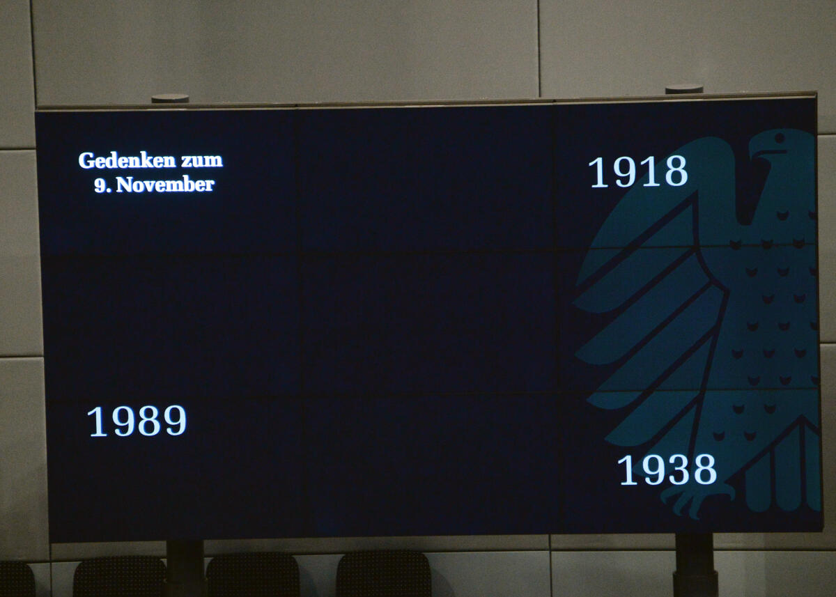  Gedenkstunde zum 9. November 1918, 1938 und 1989. Bundestagspräsident Dr. Wolfgang Schäuble hält die Begrüßungsansprache, Bundespräsident Dr. Frank-Walter Steinmeier die Gedenkrede, Schauspieler Ulrich Matthes liest zur Ausrufung der Republik 1918 durch Philipp Scheidemann aus dem Deutschen Revolutions-Almanach 1919. Musikalisch wird die Veranstaltung von einem Klarinettenquintett und einem Streichquartett begleitet. Darunter der israelische Klarinettist Nur Ben Shalom.; Videotafel im Plenarsaal des Deutschen Bundestages.