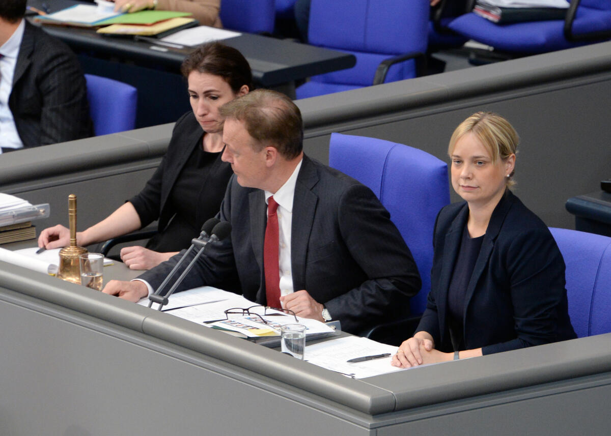 Harder-Kühnel, Mariana; Oppermann, Thomas; Völlers, Marja-Liisa Schriftführer: Marja-Liisa Völlmers, (re), SPD, Mariana Harder-Kühnel, (li), AfD, Vorsitz: Bundestagsvizepräsident Thomas Oppermann, SPD, 61. Sitzung Deutscher Bundestag.