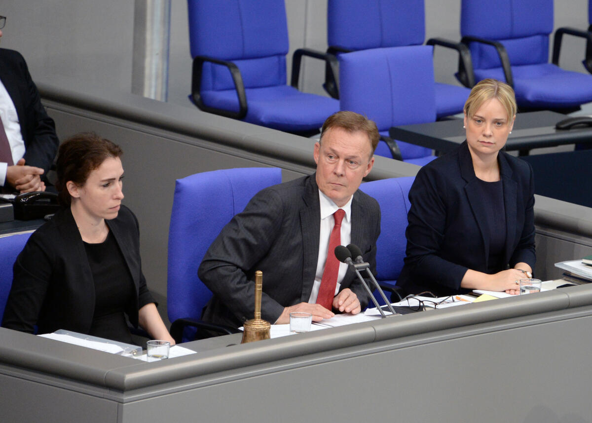 Harder-Kühnel, Mariana; Oppermann, Thomas; Völlers, Marja-Liisa Schriftführer: Marja-Liisa Völlmers, (re), SPD, Mariana Harder-Kühnel, (li), AfD, Vorsitz: Bundestagsvizepräsident Thomas Oppermann, SPD, 61. Sitzung Deutscher Bundestag.