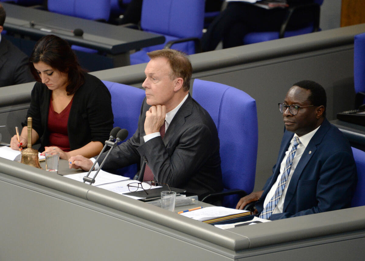 Schriftführer: Gökay Akbulut, (li), DIE LINKE, Dr. Karamba Diaby, (re), SPD, Vorsitz: Bundestagsvizepräsident Thomas Oppermann, SPD. 60. Sitzung Deutscher Bundestag. Diaby, Karamba; Akbulut, Gökay; Oppermann, Thomas Schriftführer: Gökay Akbulut, (li), DIE LINKE, Dr. Karamba Diaby, (re), SPD, Vorsitz: Bundestagsvizepräsident Thomas Oppermann, SPD. 60. Sitzung Deutscher Bundestag.