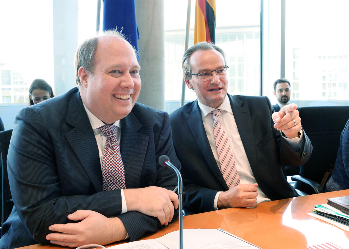 Prof. Dr. Helge Braun, (li), CDU/CSU, Bundesminister für besondere Aufgaben und Chef des Bundeskanzleramtes, nimmt an einer Ausschusssitzung des Ausschusses des Deutschen Bundestages für die Angelegenheiten der Europäischen Union teil. Gunther Krichbaum, (re), CDU/CSU, Vorsitzender des Ausschusses, leitet die Sitzung. Krichbaum, Gunther; Braun, Helge Prof. Dr. Helge Braun, (li), CDU/CSU, Bundesminister für besondere Aufgaben und Chef des Bundeskanzleramtes, nimmt an einer Ausschusssitzung des Ausschusses des Deutschen Bundestages für die Angelegenheiten der Europäischen Union teil. Gunther Krichbaum, (re), CDU/CSU, Vorsitzender des Ausschusses, leitet die Sitzung.