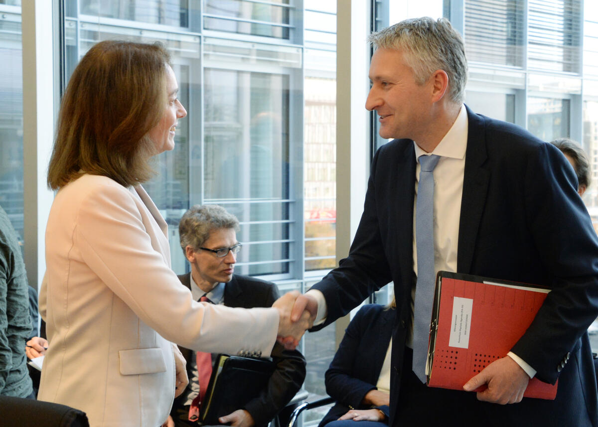 Dr. Katarina Barley, SPD, Bundesministerin der Justiz und Verbraucherschutz, nimmt als gast an einer Sitzung des Ausschusses Digitale Agenda teil. Hansjörg Durz, CDU/CSU, stellvertretender Vorsitzender des Ausschusses, leitet die Sitzung.; Geste, Gestik, Begrüßung. Durz, Hansjörg; Barley, Katarina Dr. Katarina Barley, SPD, Bundesministerin der Justiz und Verbraucherschutz, nimmt als gast an einer Sitzung des Ausschusses Digitale Agenda teil. Hansjörg Durz, CDU/CSU, stellvertretender Vorsitzender des Ausschusses, leitet die Sitzung.; Geste, Gestik, Begrüßung.