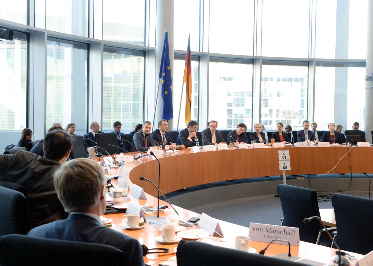 Nikola Dimitrov, (7.v.li), Außenminieter der Republik Mazedonien, ist zu Gast beim Ausschuss des Deutschen Bundestages für die Angelegenheiten der Europäischen Union. Gunther Krichbaum, (6.v.li), CDU/CSU, Vorsitzender des Ausschusses, leitet die Sitzung.; Übersicht. Krichbaum, Gunther; Dimitrov, Nikola Nikola Dimitrov, (7.v.li), Außenminieter der Republik Mazedonien, ist zu Gast beim Ausschuss des Deutschen Bundestages für die Angelegenheiten der Europäischen Union. Gunther Krichbaum, (6.v.li), CDU/CSU, Vorsitzender des Ausschusses, leitet die Sitzung.; Übersicht.