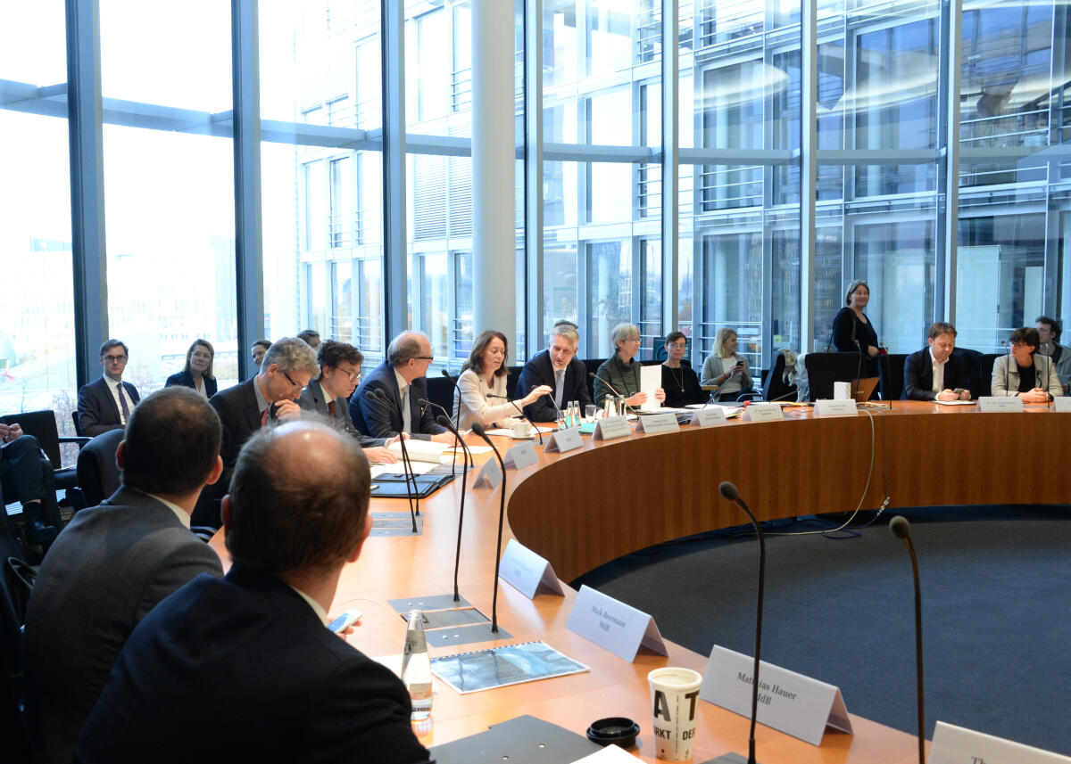 Dr. Katarina Barley, (5.v.re), SPD, Bundesministerin der Justiz und Verbraucherschutz, nimmt als gast an einer Sitzung des Ausschusses Digitale Agenda teil. Hansjörg Durz, (4.v.re), CDU/CSU, stellvertretender Vorsitzender des Ausschusses, leitet die Sitzung.; Übersicht. Durz, Hansjörg; Barley, Katarina Dr. Katarina Barley, (5.v.re), SPD, Bundesministerin der Justiz und Verbraucherschutz, nimmt als gast an einer Sitzung des Ausschusses Digitale Agenda teil. Hansjörg Durz, (4.v.re), CDU/CSU, stellvertretender Vorsitzender des Ausschusses, leitet die Sitzung.; Übersicht.