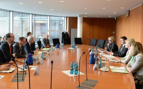 Ramsauer, Peter; Dombrovskis, Vjaceslavs Paul-Löbe-Haus, Sitzungssaal
