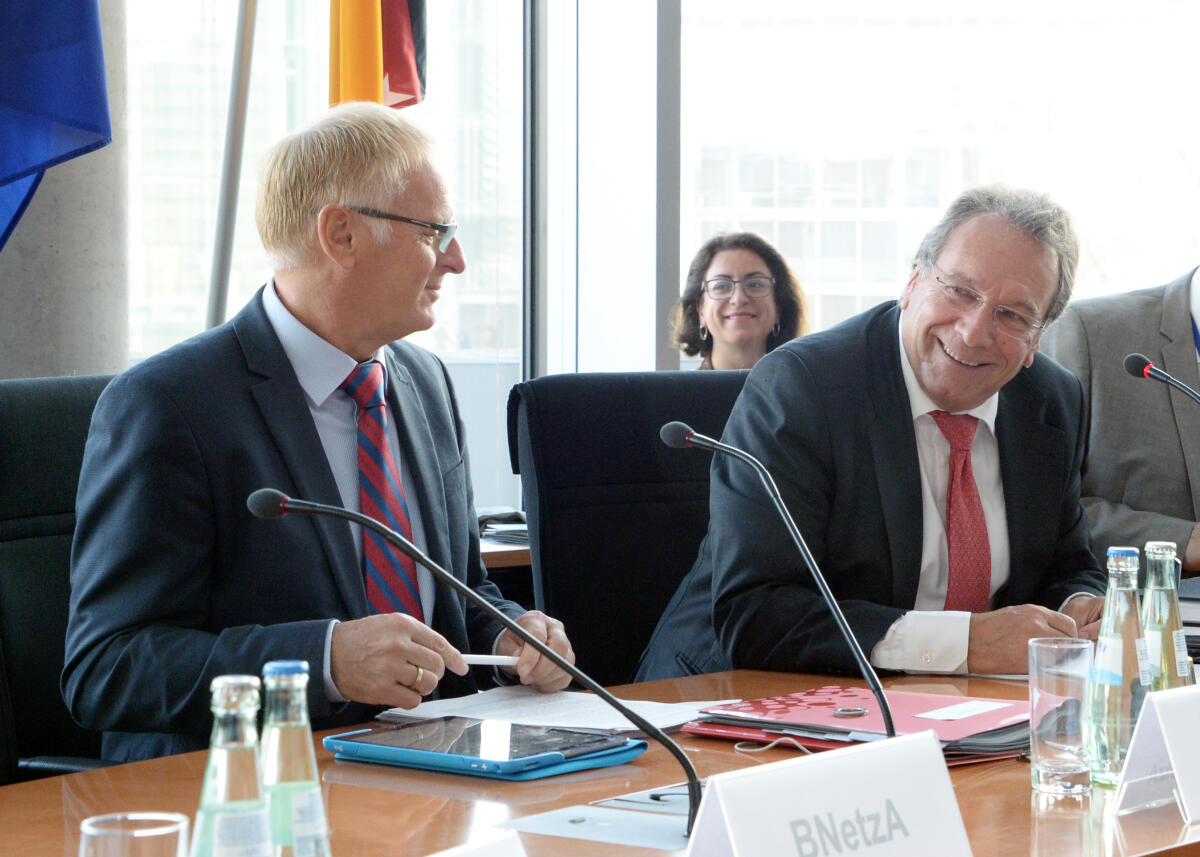 Der Präsident der Bundesnetzagentur, Jürgen Homann, (li), ist zu Gast beim Ausschuss des Deutschen Bundestages für Wirtschaft und Energie. Klaus Ernst, (re), DIE LINKE, Vorsitzender des Ausschusses, leitet die Sitzung. Ernst, Klaus; Homann, Jochen Der Präsident der Bundesnetzagentur, Jürgen Homann, (li), ist zu Gast beim Ausschuss des Deutschen Bundestages für Wirtschaft und Energie. Klaus Ernst, (re), DIE LINKE, Vorsitzender des Ausschusses, leitet die Sitzung.