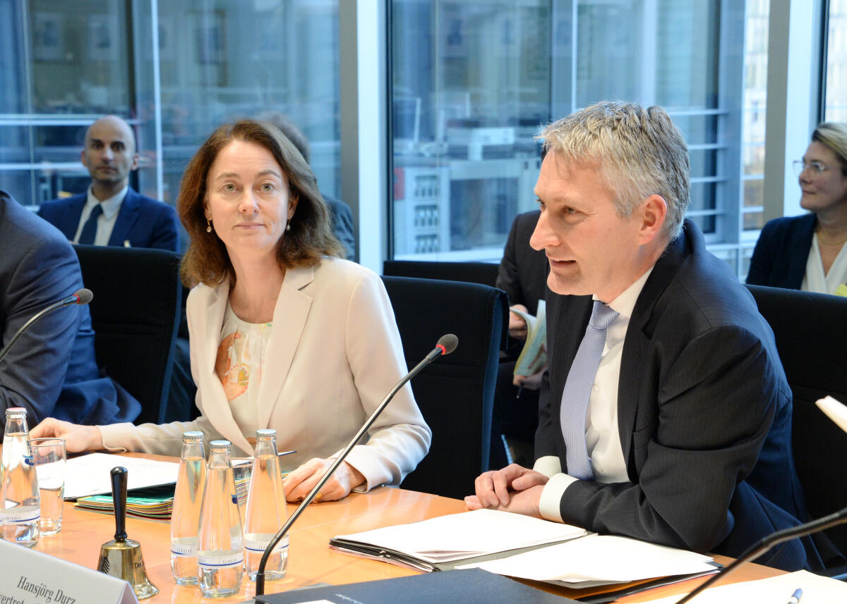 Dr. Katarina Barley, SPD, Bundesministerin der Justiz und Verbraucherschutz, nimmt als gast an einer Sitzung des Ausschusses Digitale Agenda teil. Hansjörg Durz, CDU/CSU, stellvertretender Vorsitzender des Ausschusses, leitet die Sitzung. Durz, Hansjörg; Barley, Katarina Dr. Katarina Barley, SPD, Bundesministerin der Justiz und Verbraucherschutz, nimmt als gast an einer Sitzung des Ausschusses Digitale Agenda teil. Hansjörg Durz, CDU/CSU, stellvertretender Vorsitzender des Ausschusses, leitet die Sitzung.