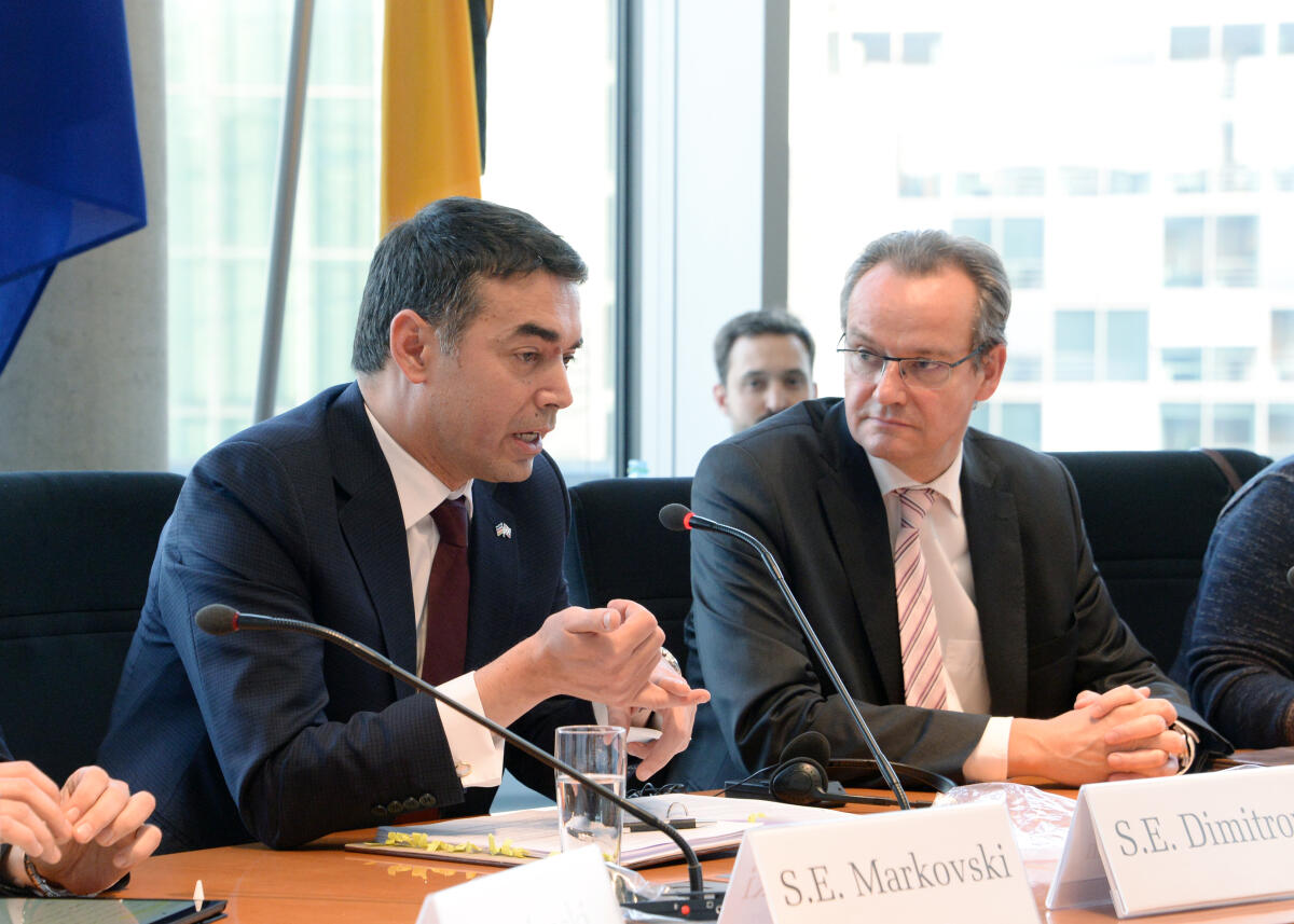 Nikola Dimitrov, (li), Außenminieter der Republik Mazedonien, ist zu Gast beim Ausschuss des Deutschen Bundestages für die Angelegenheiten der Europäischen Union. Gunther Krichbaum, (re), CDU/CSU, Vorsitzender des Ausschusses, leitet die Sitzung. Krichbaum, Gunther; Dimitrov, Nikola Nikola Dimitrov, (li), Außenminieter der Republik Mazedonien, ist zu Gast beim Ausschuss des Deutschen Bundestages für die Angelegenheiten der Europäischen Union. Gunther Krichbaum, (re), CDU/CSU, Vorsitzender des Ausschusses, leitet die Sitzung.