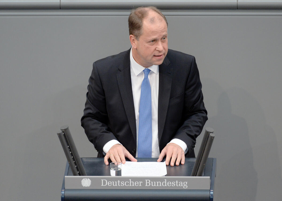 Dr. Joachim Stamp, FDP, Landesminister NRW, Rede, 61. Sitzung, Top 5, Thema: Global Compact for Migration.; Rednerpult. Stamp, Joachim Dr. Joachim Stamp, FDP, Landesminister NRW, Rede, 61. Sitzung, Top 5, Thema: Global Compact for Migration.; Rednerpult.