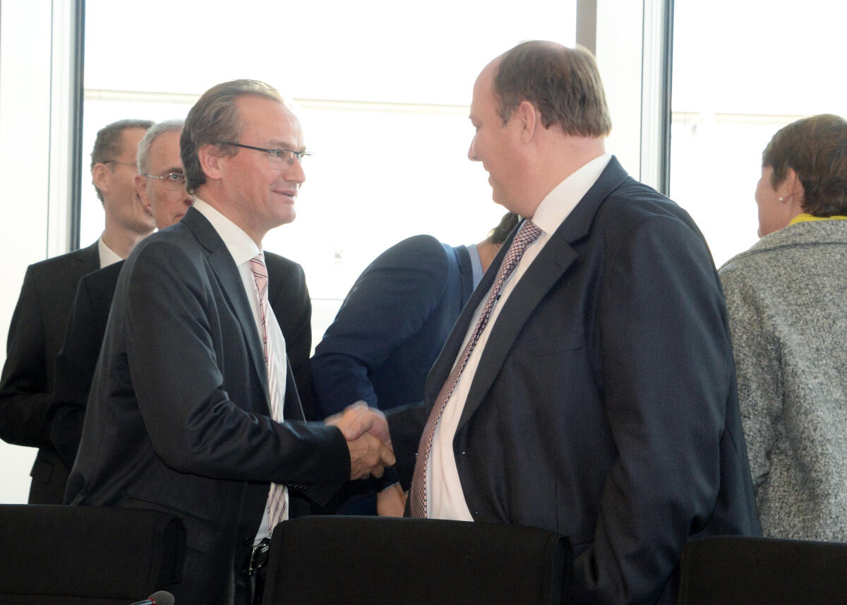 Prof. Dr. Helge Braun, (re), CDU/CSU, Bundesminister für besondere Aufgaben und Chef des Bundeskanzleramtes, nimmt an einer Ausschusssitzung des Ausschusses des Deutschen Bundestages für die Angelegenheiten der Europäischen Union teil. Gunther Krichbaum, (li), CDU/CSU, Vorsitzender des Ausschusses, leitet die Sitzung.; Geste, Gestik, Begrüßung. Krichbaum, Gunther; Braun, Helge Prof. Dr. Helge Braun, (re), CDU/CSU, Bundesminister für besondere Aufgaben und Chef des Bundeskanzleramtes, nimmt an einer Ausschusssitzung des Ausschusses des Deutschen Bundestages für die Angelegenheiten der Europäischen Union teil. Gunther Krichbaum, (li), CDU/CSU, Vorsitzender des Ausschusses, leitet die Sitzung.; Geste, Gestik, Begrüßung.