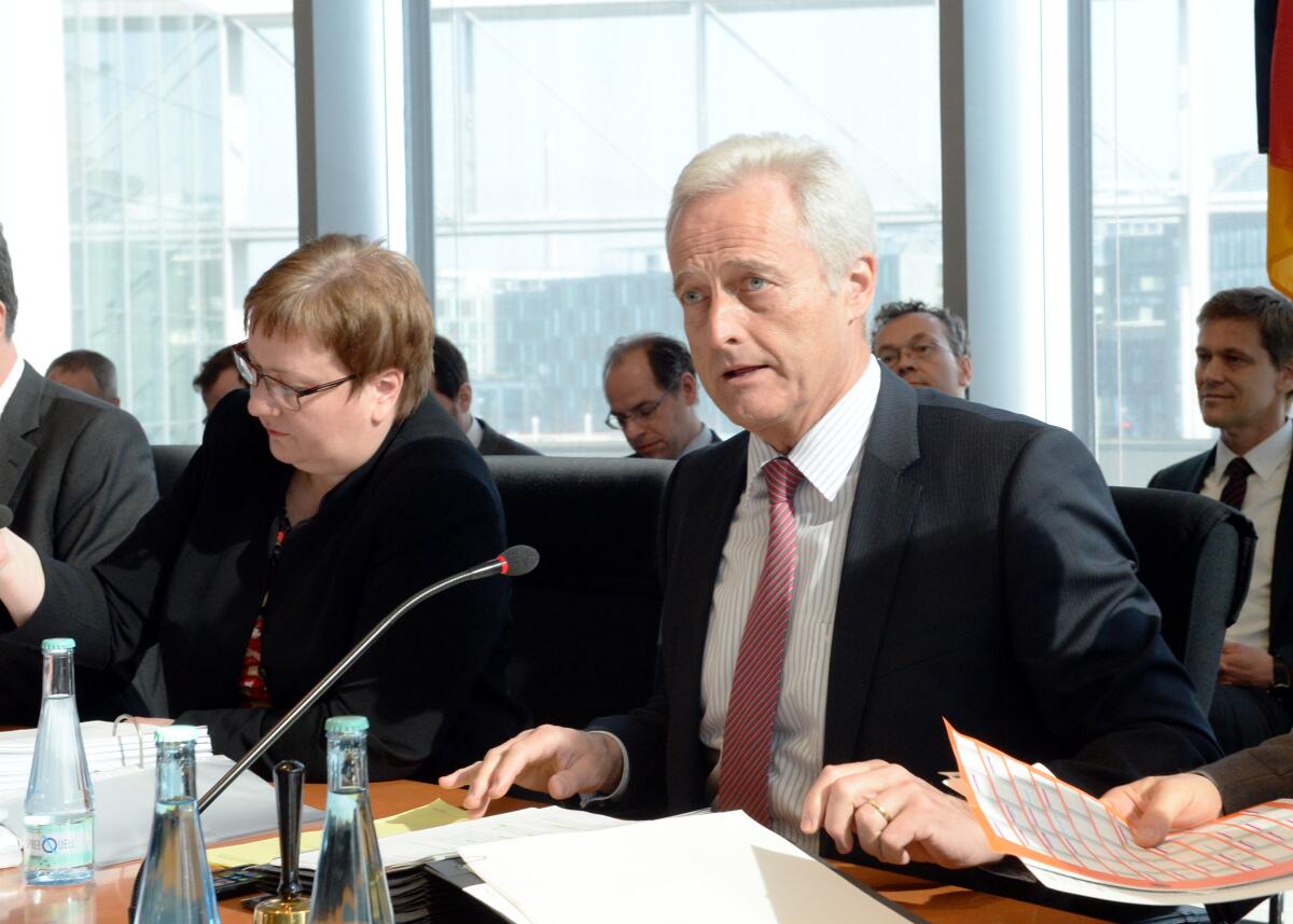 Dr. Peter Ramsauer, (hier im Bild), CDU/CSU, Vorsitzender des Ausschusses des Deutschen Bundestages für Wirtschaft und Energie, leitet den Bundestagsausschuss, an dem Dr. Kirsten Westphal von der Stiftung Wissenschaft und Politik, Dr. Eckhard Cordes, Vorstandsvorsitzender Ost-Ausschuss der Deutschen Wirtschaft, und Prof. Dr. Rainer Lindner, Geschäftsführer Ost-Ausschuss der Deutschen Wirtschaft, teil nehmen. Ramsauer, Peter Dr. Peter Ramsauer, (hier im Bild), CDU/CSU, Vorsitzender des Ausschusses des Deutschen Bundestages für Wirtschaft und Energie, leitet den Bundestagsausschuss, an dem Dr. Kirsten Westphal von der Stiftung Wissenschaft und Politik, Dr. Eckhard Cordes, Vorstandsvorsitzender Ost-Ausschuss der Deutschen Wirtschaft, und Prof. Dr. Rainer Lindner, Geschäftsführer Ost-Ausschuss der Deutschen Wirtschaft, teil nehmen.