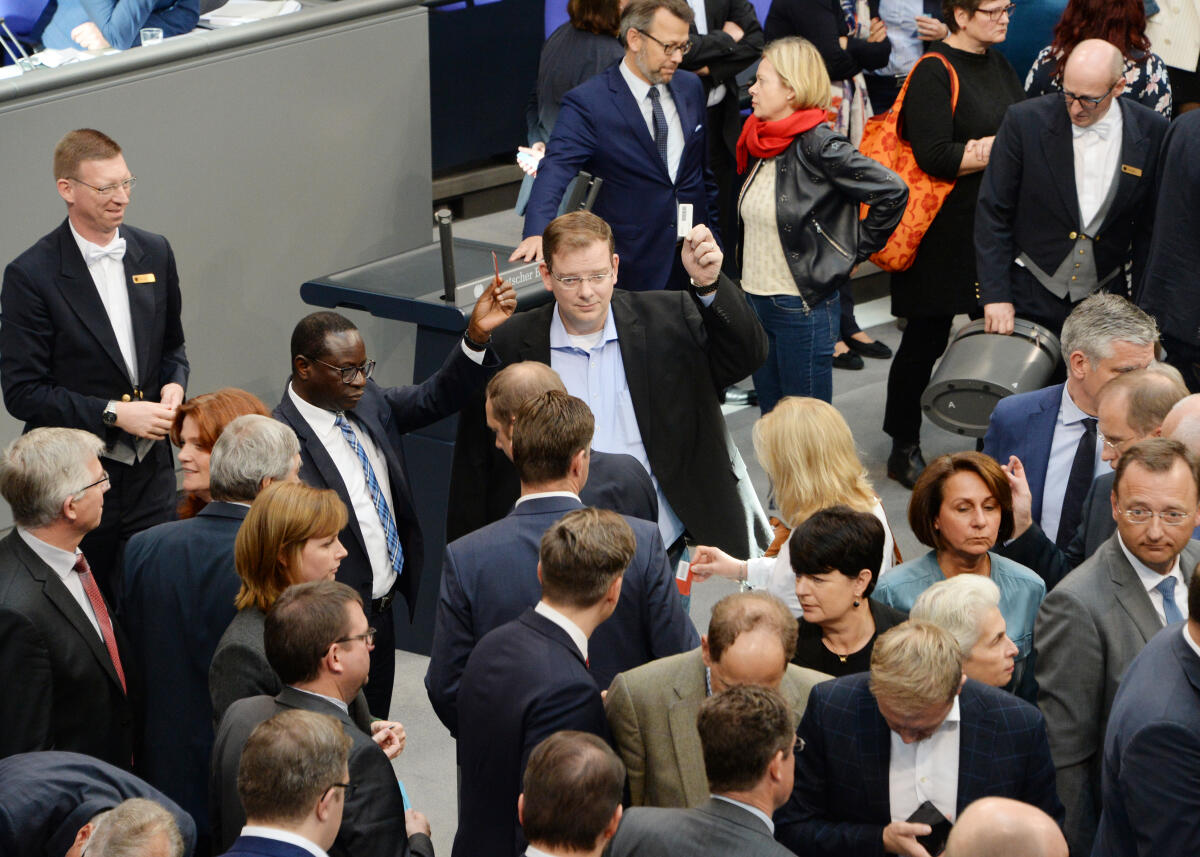  Namentliche Abstimmung zu Top 27, Thema: Menschenrecht und Religionsfreiheit, Deutscher Bundestag, 59. Sitzung.; Videotafel, Wahlkabine, Wahlkabinen, Wahlurne, Stimmkarte, Übersicht.