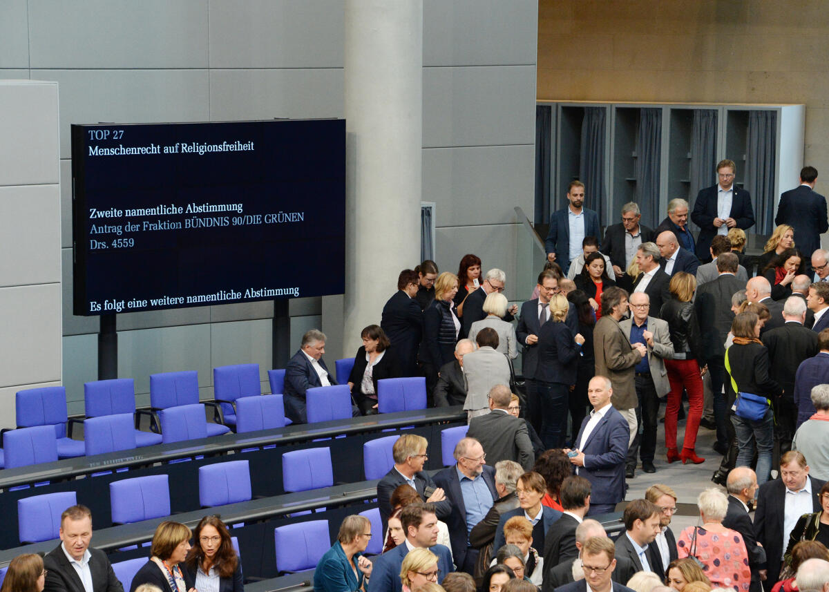  Namentliche Abstimmung zu Top 27, Thema: Menschenrecht und Religionsfreiheit, Deutscher Bundestag, 59. Sitzung.; Videotafel, Wahlkabine, Wahlkabinen, Wahlurne, Stimmkarte, Übersicht.